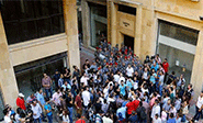 La Policía desaloja a manifestantes de una sede gubernamental en Beirut