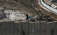 La ocupaci&oacute;n israel&iacute; quiere rodearse de verjas y vallas