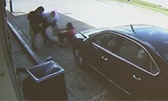 Brutal robo en Texas grabado por una c&aacute;mara de seguridad de una gasolinera