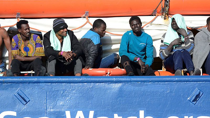 La odisea de migrantes que pisan tierra en Sicilia tras dos semanas de ser salvados