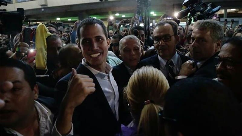El golpista Guaid&oacute; regresa a Venezuela &ldquo;amparado&rdquo; de embajadores extranjeros y amenazas de EEUU