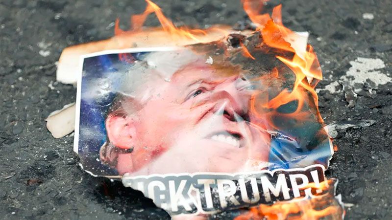 Queman una bandera de EEUU y carteles de Trump en Panam&aacute; tras amenaza sobre el canal