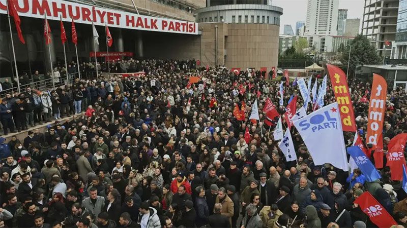Estudiantes de Estambul protestan contra detenci&oacute;n del alcalde Ekrem Imamoglu