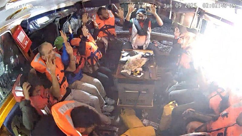 Activistas del barco con destino a Gaza llegan a aeropuerto israel&iacute; para ser deportados