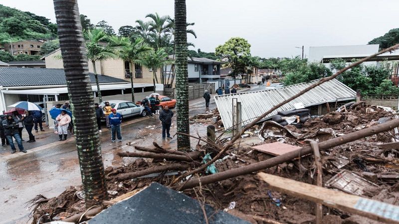 Mueren m&aacute;s de un centenar de personas por las inundaciones en Sud&aacute;frica