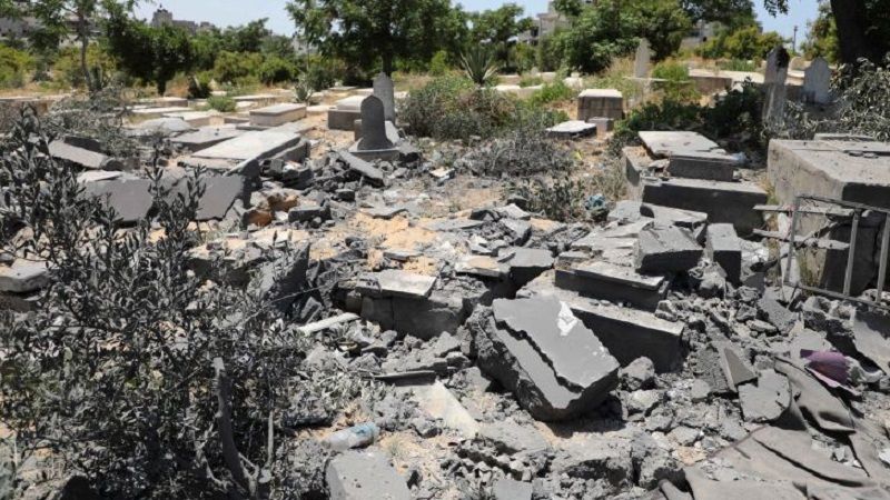 El ej&eacute;rcito de ocupaci&oacute;n israel&iacute; arrasa y exhuma las tumbas de un cementerio en el sur de Gaza