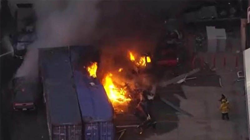 Helic&oacute;ptero de un medio de EEUU se estrella en Los &Aacute;ngeles y deja tres muertos